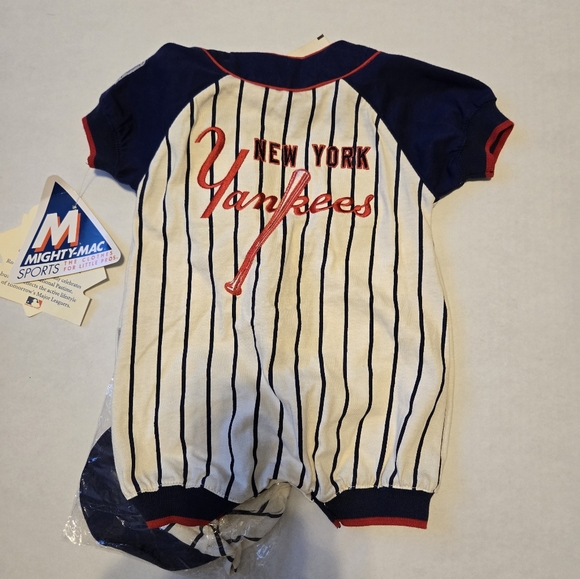Vintage New York Yankees baseball onesie w/cap set - Picture 2 of 6